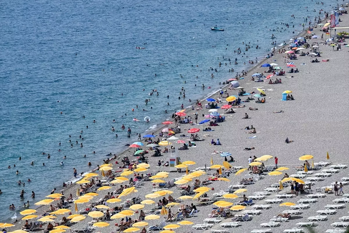 Antalya’da Sıcaktan Bunalanlar Denize Akın Etti